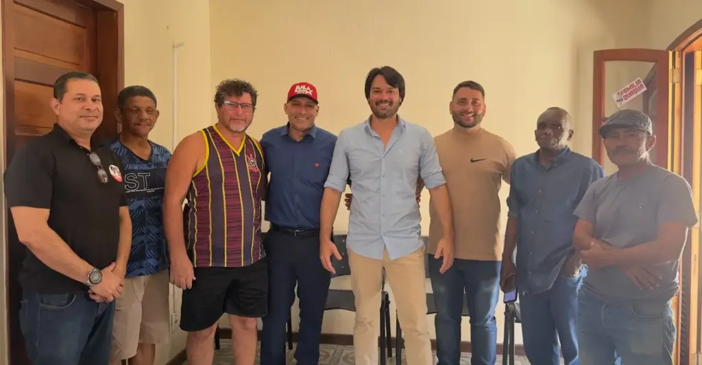 Vários homens posando para foto