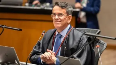 Desembargador sentado à mesa