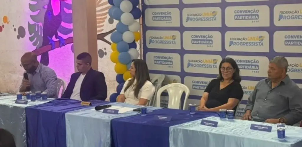 Pessoas sentadas à mesa