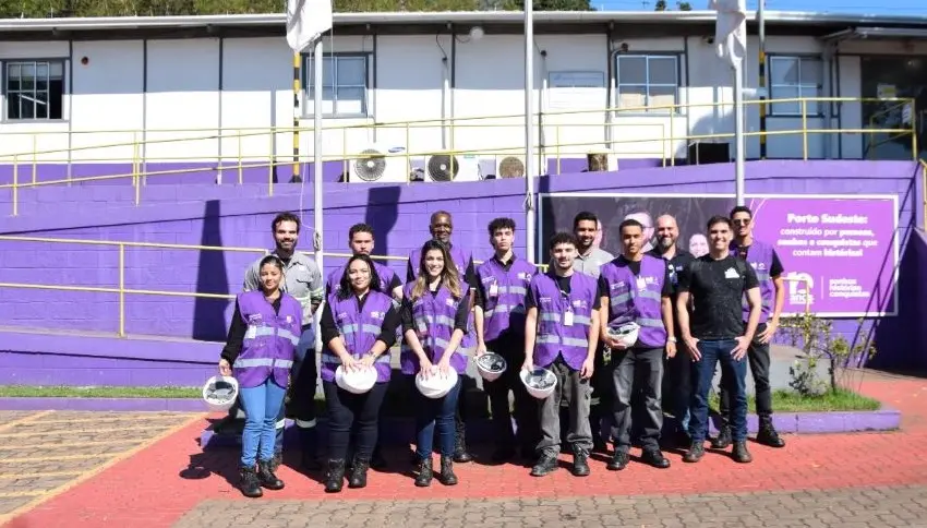 Várias pessoas posando para foto