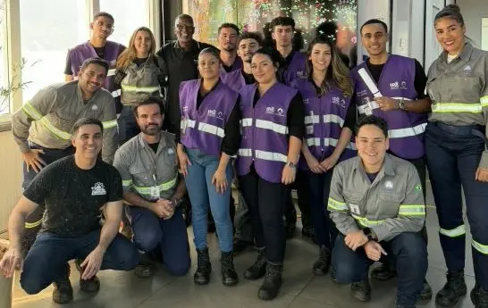 várias pessoas posando para foto