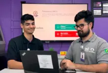 Dois estagiários à frente do computador