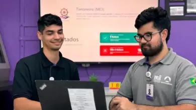 Dois estagiários à frente do computador