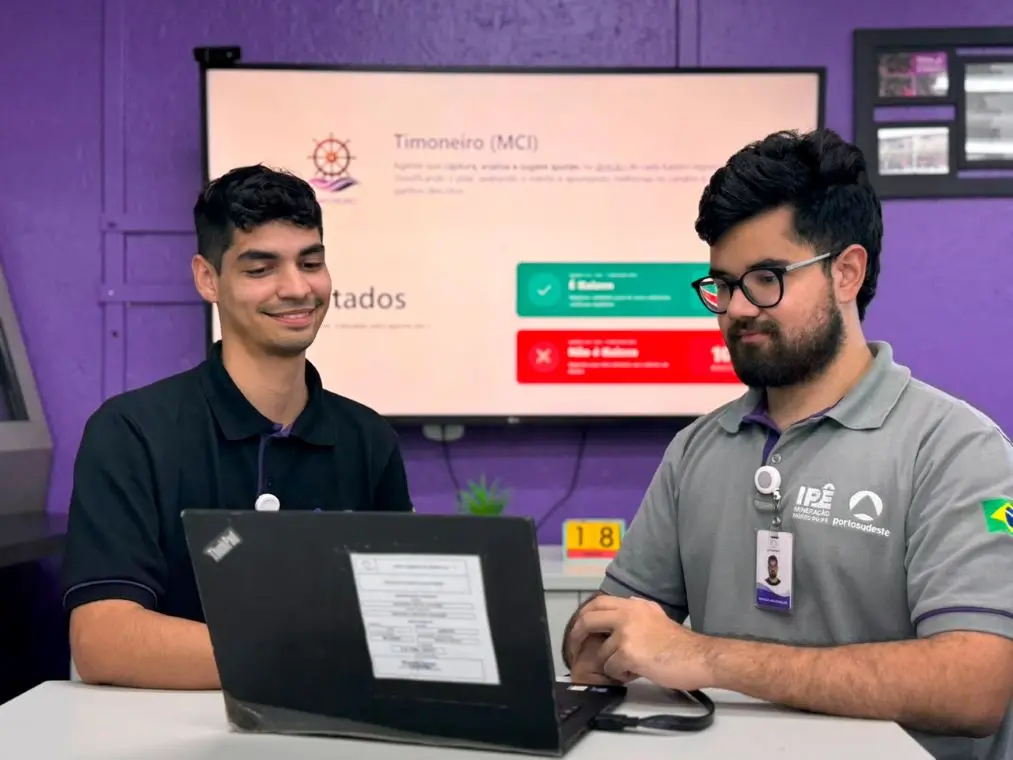 Dois estagiários à frente do computador