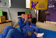 Dois homens lutando