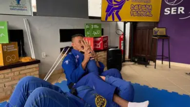 Dois homens lutando