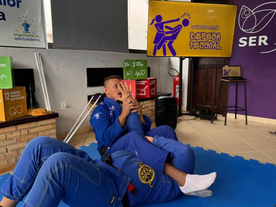 Dois homens lutando
