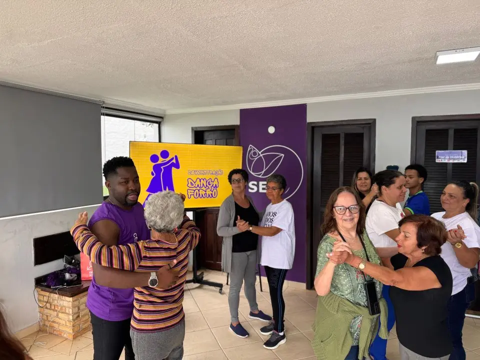 Casais dançando no salão
