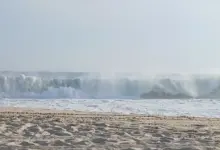 Onda quebrando na praia