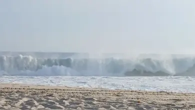 Onda quebrando na praia