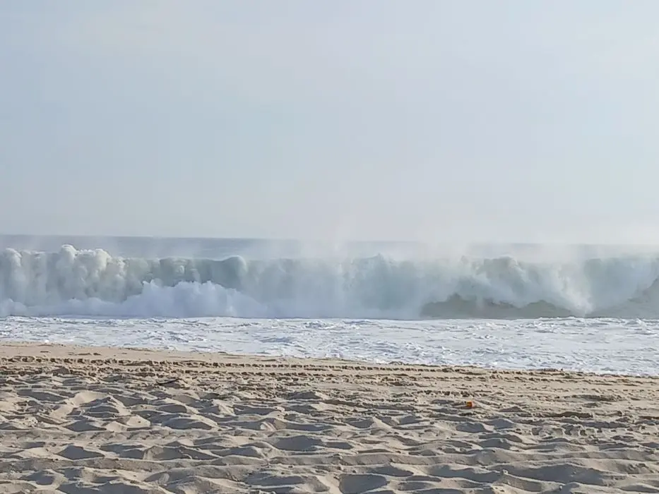 Onda quebrando na praia