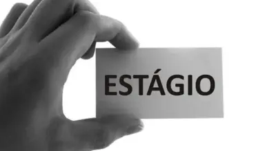 Mão segunrando placa em que está escrito a palavra estágio