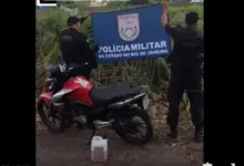 Dois veículos foram incendiados na manhã desta terça-feira (25), na Rodovia Rio-Santos, em Itaguaí. Um homem e uma mulher foram presos pela Polícia Militar (FOTO: REPRODUÇÃO).