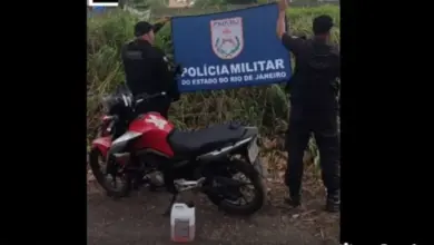 Dois veículos foram incendiados na manhã desta terça-feira (25), na Rodovia Rio-Santos, em Itaguaí. Um homem e uma mulher foram presos pela Polícia Militar (FOTO: REPRODUÇÃO).