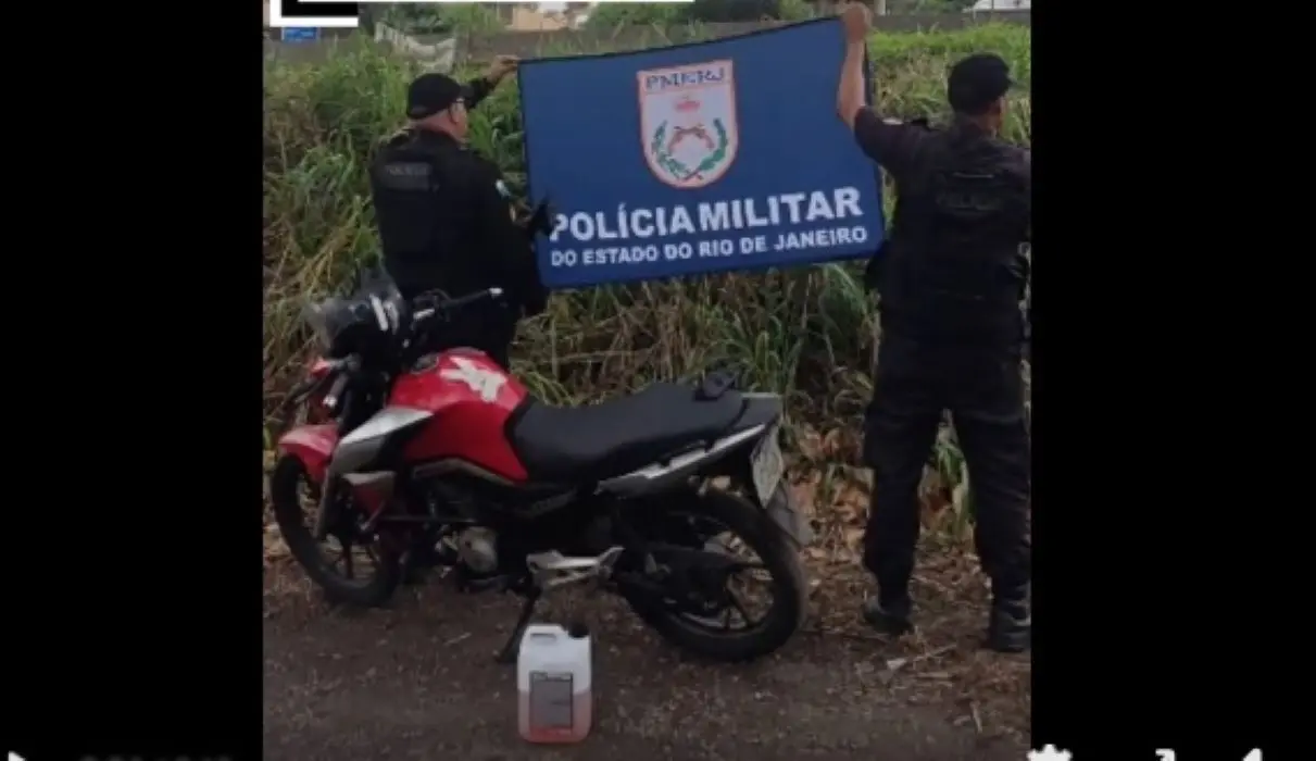 Dois veículos foram incendiados na manhã desta terça-feira (25), na Rodovia Rio-Santos, em Itaguaí. Um homem e uma mulher foram presos pela Polícia Militar (FOTO: REPRODUÇÃO).