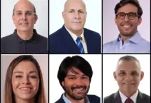 Montagem com seis retratos de candidatos à Prefeitura de Itaguaí, dispostos em duas fileiras de três pessoas. na sequência, Alexandre Valle, Dr. Helinho, Haroldinho Jesus na primeira linha e Kelaine Goulart, Luciano Mota e Marcelo Cunha na segunda.
