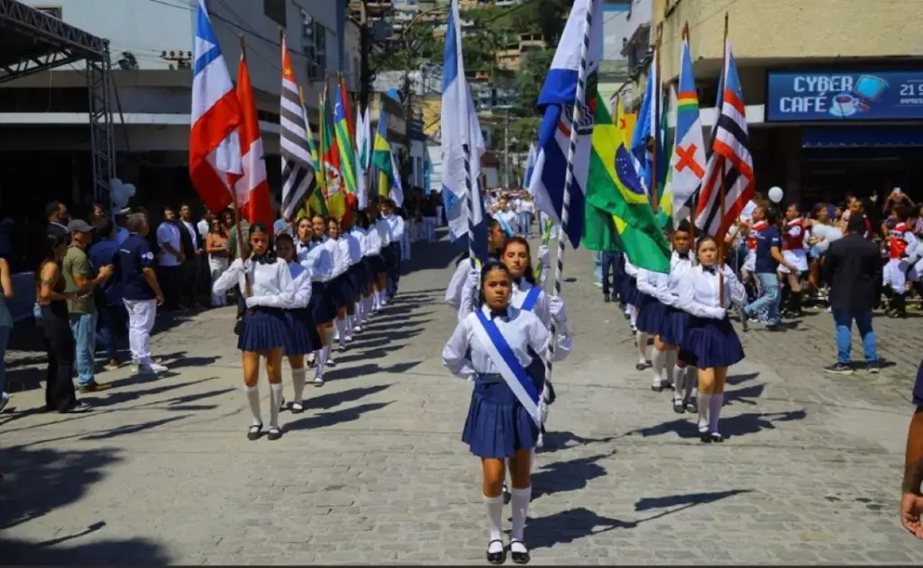 Alunas participam do Desfile Cívico da Semana da Pátria portando as bandeiras do Brasil, do Estado do Rio de Janeiro e de Mangaratiba, no Centro