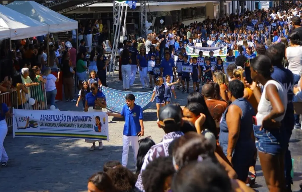 Alunos participaram do Desfile Cívico da Semana da Pátria, realizado na Praça Robert Simões