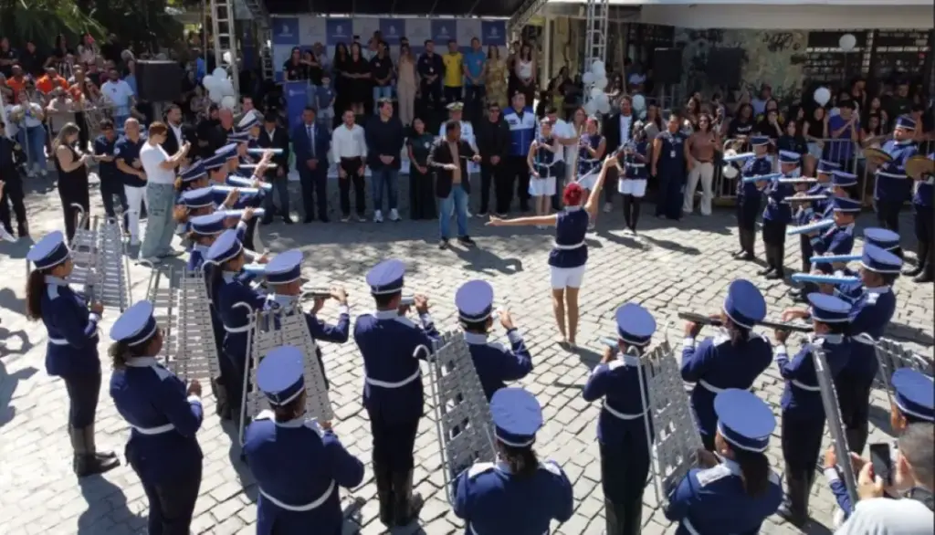 Banda se apresenta em frente ao palanque das autoridades durante o Desfile Cívico da Semana da Pátria