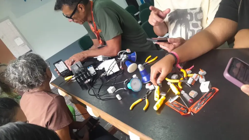 Bancada da aula do curso de eletricidade para mulheres