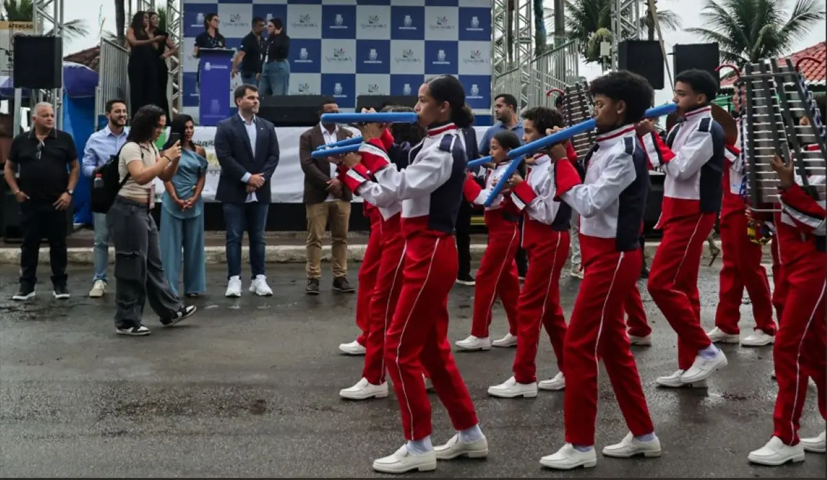 Prefeito Luiz Cláudio Ribeiro acompanhou o Desfile Cívico da primeira-dama, Marcela Ribeiro