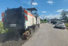 Máquina fresando a pista da RJ-099