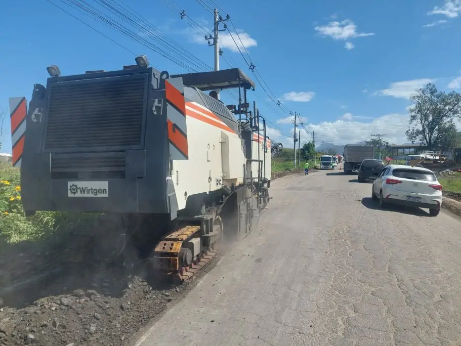 Máquina fresando a pista da RJ-099