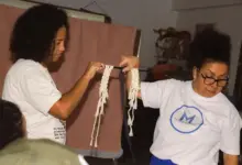 Duas mulheres segurando pedaços de tecido