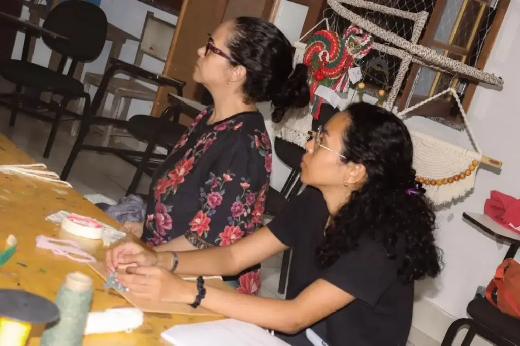 Duas alunas assistindo aula
