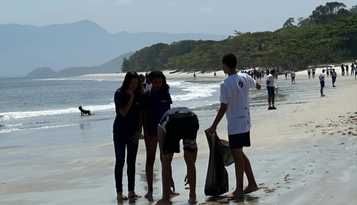 Ação de limpeza e educação ambiental reuniu estudantes, militares, quilombolas e moradores