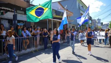 Alunos participam do Desfile Cívico de Itacuruçá conduzindo as bandeiras do Brasil, do Estado do Rio de Janeiro e de Mangaratiba