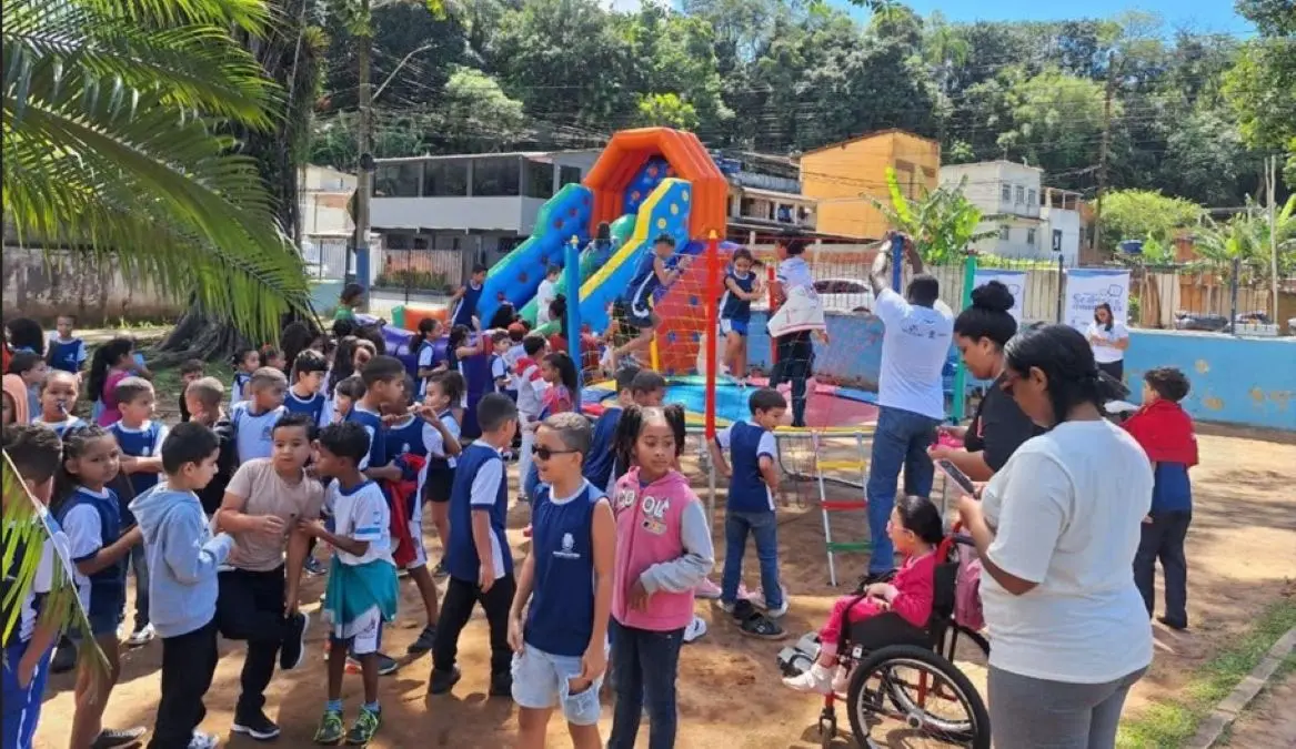 Crianças brincando durante o projeto