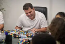 Prefeito Luiz Cláudio Ribeiro durante a entrega das carteiras de Identificação do Estudante Autista