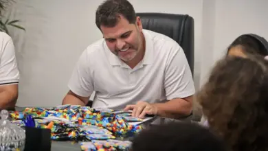 Prefeito Luiz Cláudio Ribeiro durante a entrega das carteiras de Identificação do Estudante Autista