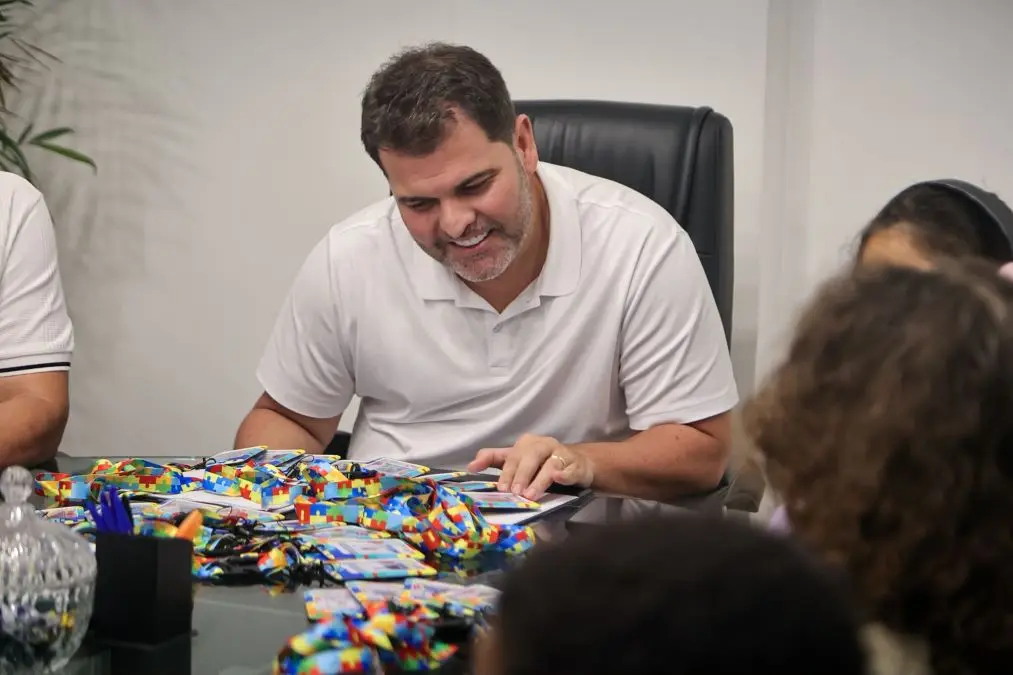 Prefeito Luiz Cláudio Ribeiro durante a entrega das carteiras de Identificação do Estudante Autista