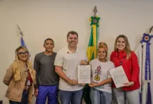 Prefeito Luiz Cláudio Ribeiro entrega a licença de construção à presidente da Arqimar