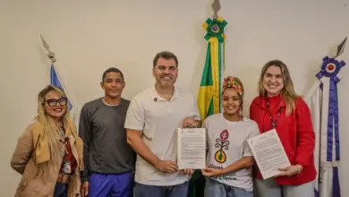 Prefeito Luiz Cláudio Ribeiro entrega a licença de construção à presidente da Arqimar