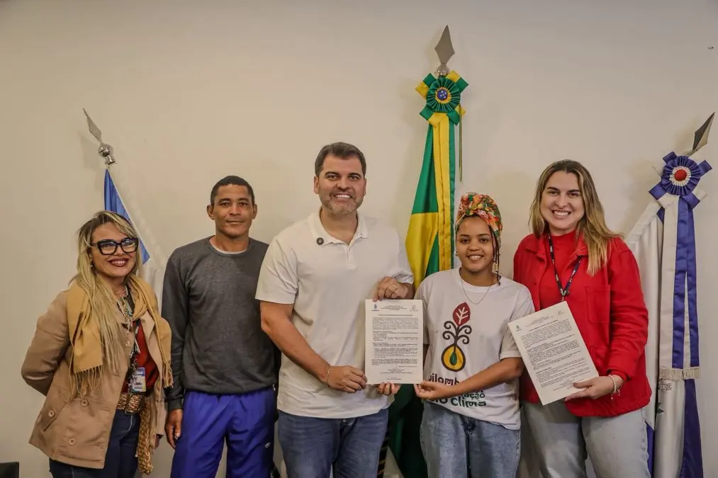 Prefeito Luiz Cláudio Ribeiro entrega a licença de construção à presidente da Arqimar