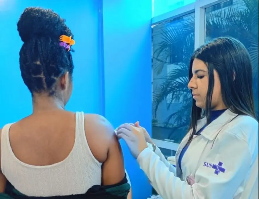 Moradora recebendo vacinação