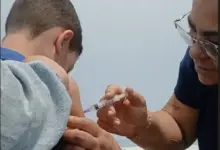 Criança sendo vacinada durante a campanha