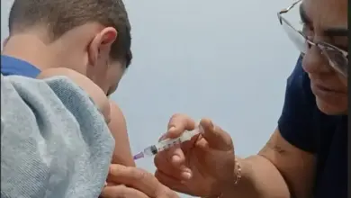Criança sendo vacinada durante a campanha