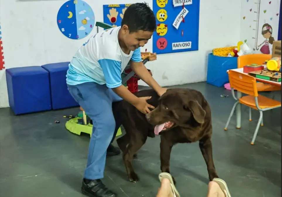 Criança atendida pelo Projeto AmigãoCão