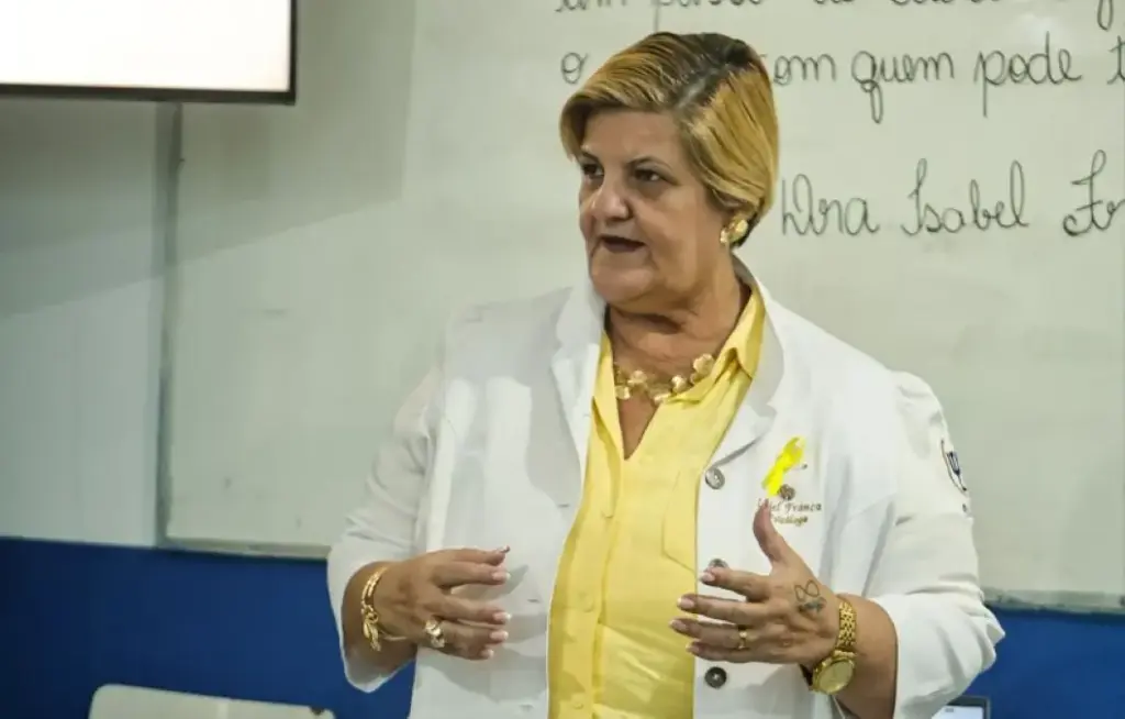 Psicóloga Isabel França conduz roda de conversa com as mães dos alunos