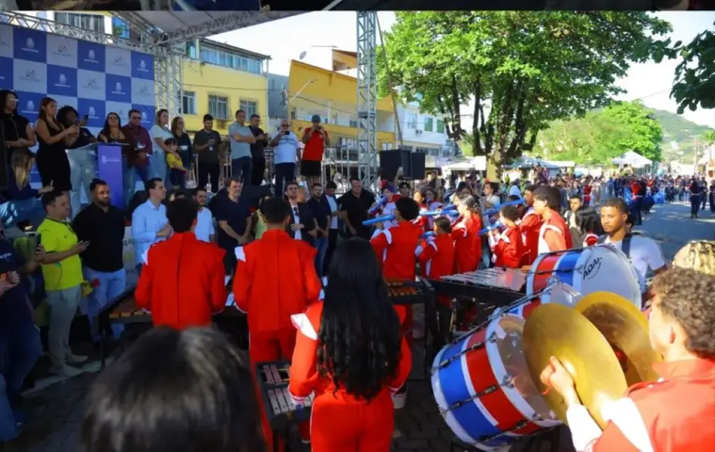 Banda se apresenta em frente ao palanque das autoridades
