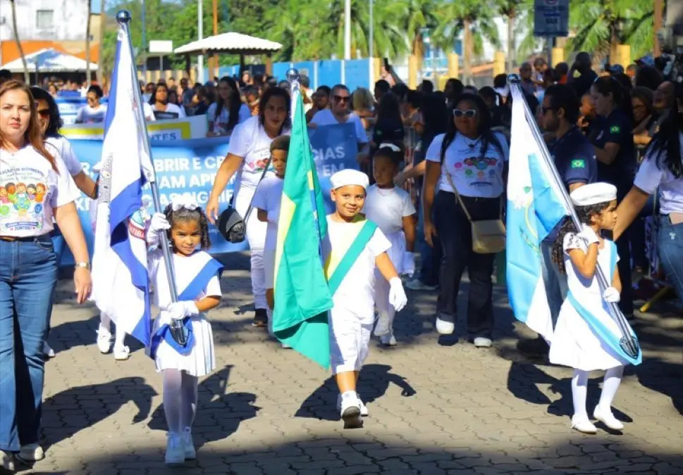 Crianças desfilam com as bandeiras do Brasil, do Estado do Rio de Janeiro e de Mangaratiba