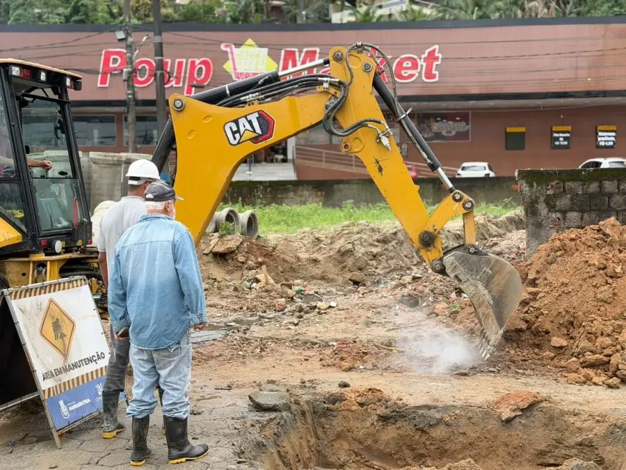 Retroescavadeira é utilizada nas obras de drenagem