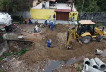 Equipes trabalham na instalação de novas manilhas