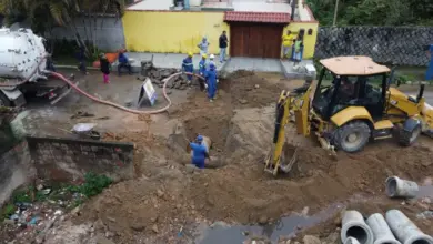 Equipes trabalham na instalação de novas manilhas