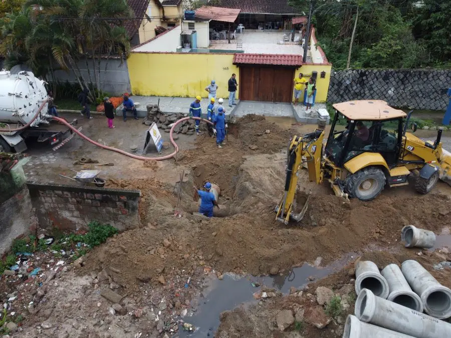 Equipes trabalham na instalação de novas manilhas