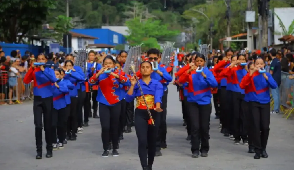 As bandas marciais COMOSI, ECOM e COMDRAG animaram o Desfile Cívico da Semana da Pátria